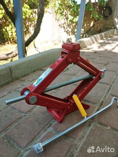Домкрат механический на 1,5 т