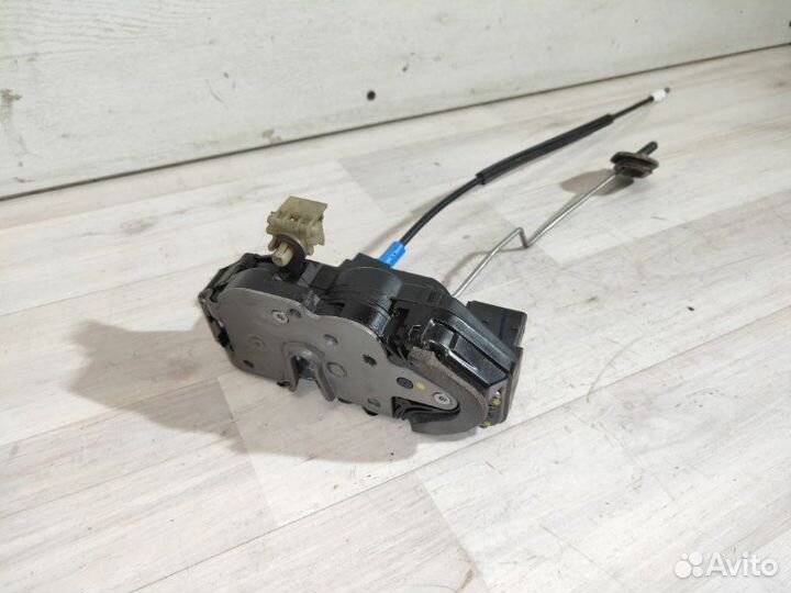 Замок двери передний левый Opel Astra J 2010