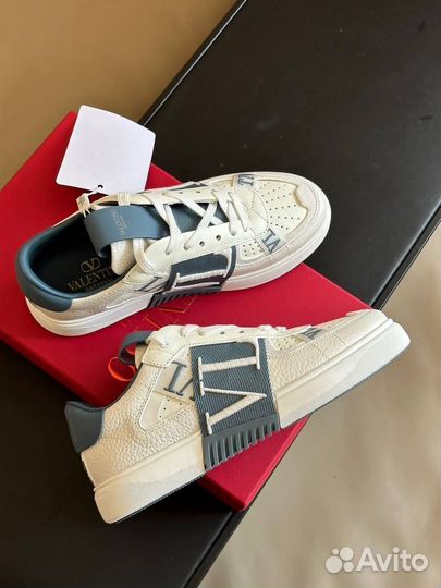 Модные кожаные кроссовки Valentino