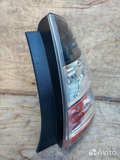 Фонарь задний правый Toyota Prius 2 NHW20 2005