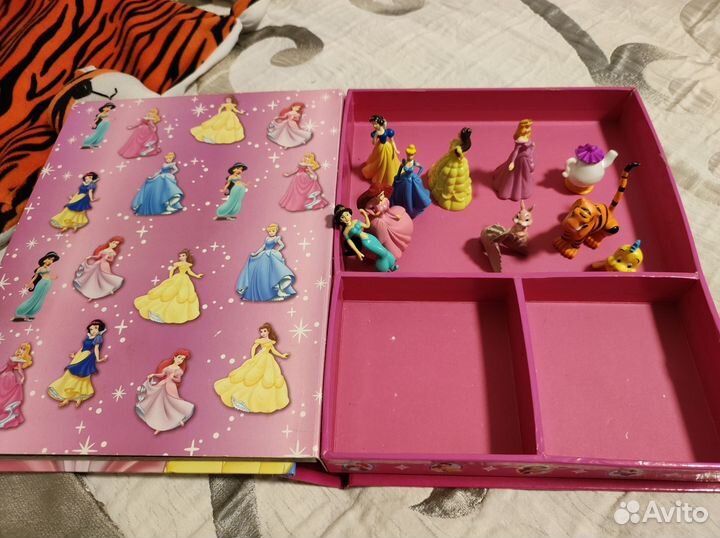 Книжка с набором моделей