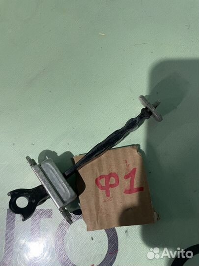 Ограничитель двери задний левый nissan juke