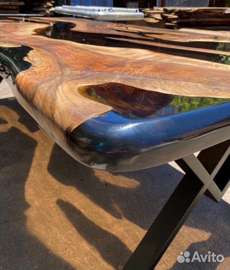 Стол из эпоксидной смолы и слэба