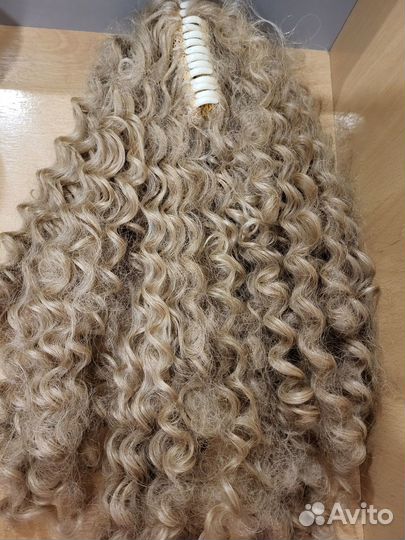 Хвост шиньон на крабе пепельный 58 см