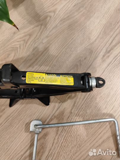 Домкрат toyota corolla