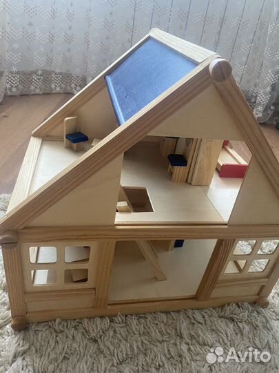 Домик деревянный с мебелью и куколками