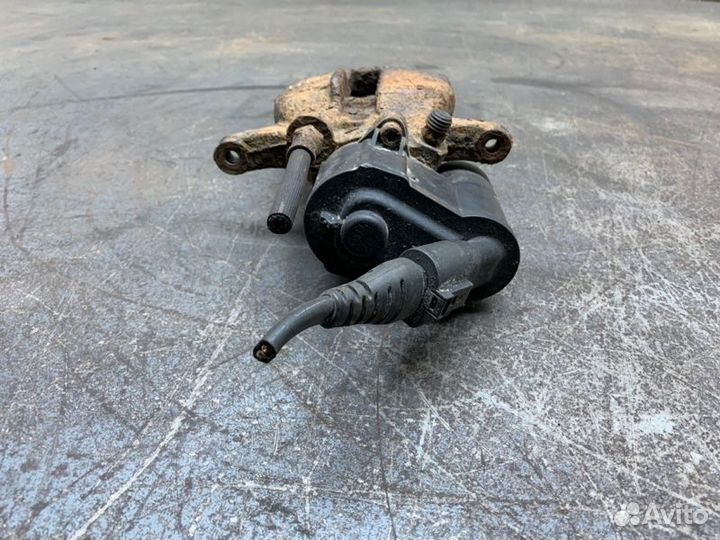 Суппорт тормозной задний левый Audi A6 универсал