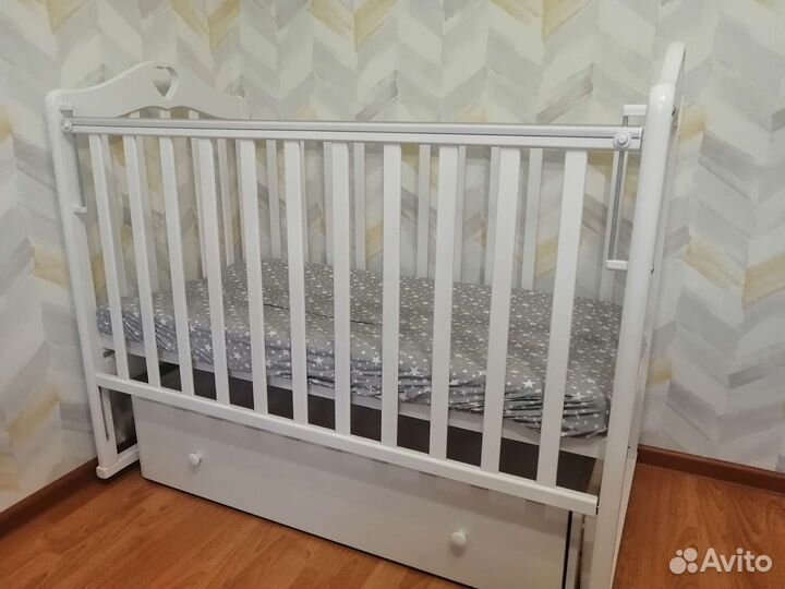 Детская кроватка с маятником и ящиком