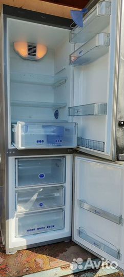 Холодильник двухкамерный серебристый нержавейка