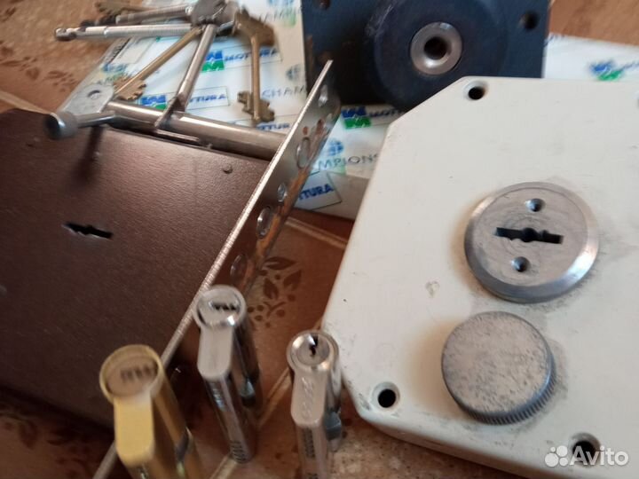 Вскрытие и замена дверных замков