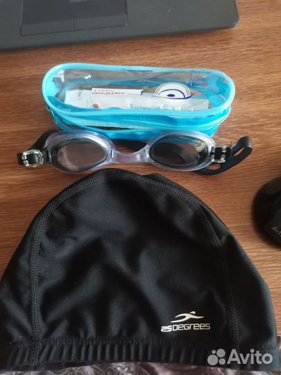 Очки и шапочка для плавания