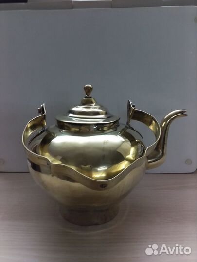 Старинный латунный чайник, в форме 