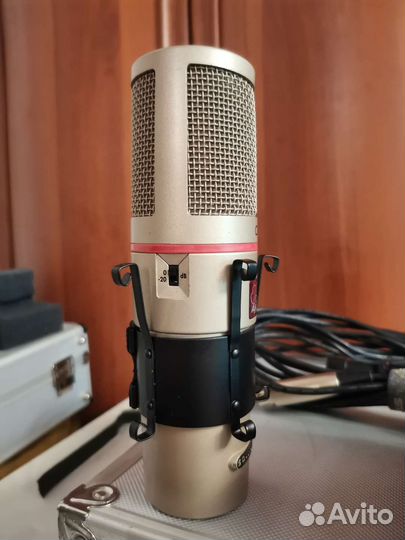 AKG SolidTube Ламповый микрофон, конденсаторный