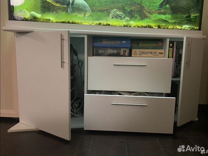 Аквариум с рыбками и тумбой