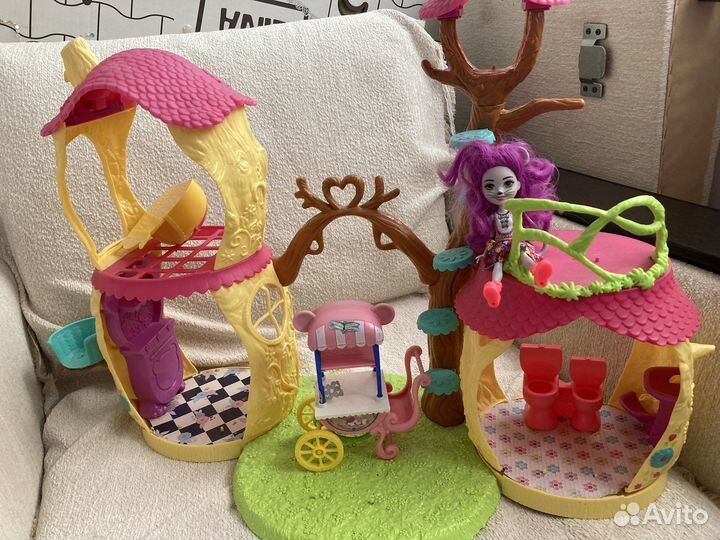 Игрушка дом Энчатималс с куклами