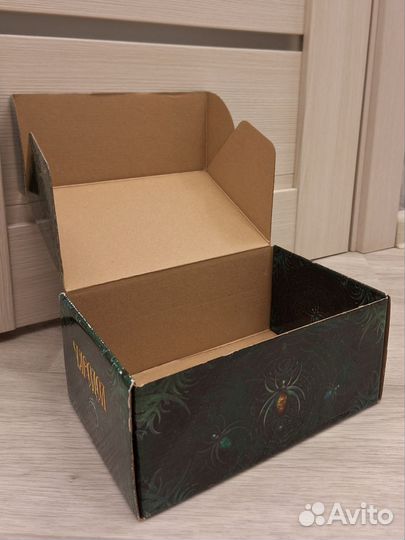 Коробка от трилогии книг Чародол