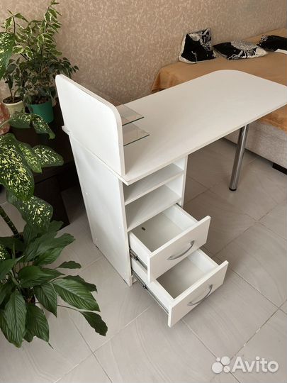 Маникюрный стол