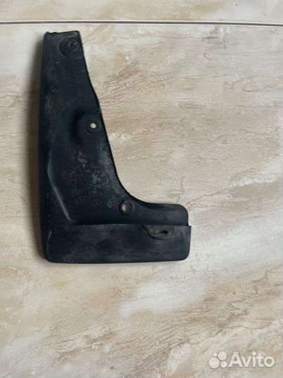 Брызговик передний левый Toyota Rav 4 Ca 40