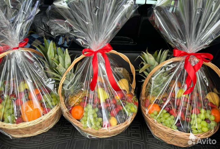 Подарочный набор из сухофруктов, орехов и фруктов