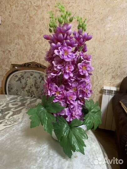 Букет из искусственных цветов в вазе