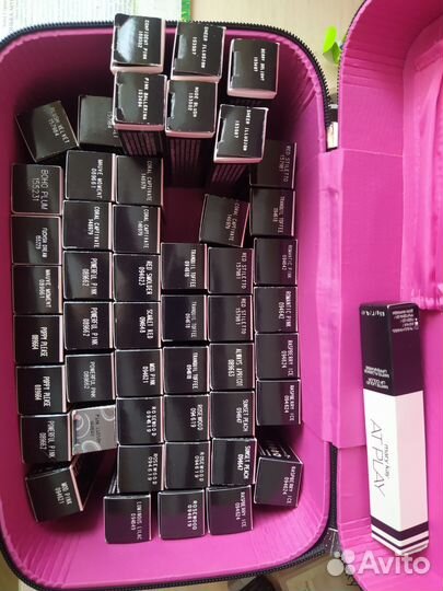 Помады и блеск Mary Kay разные