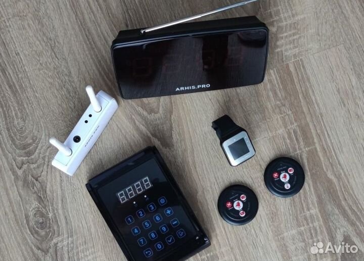 Кнопка вызова официанта с часами персонала