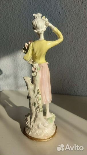 Статуэтка Девушка с букетом СССР