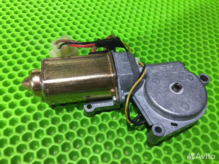 Моторчик люка крыши LR Discovery-2 EGQ100230