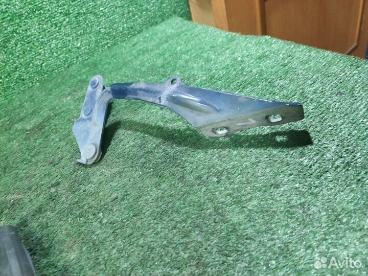 Петля капота левая Ford Focus 2 1.8 2010