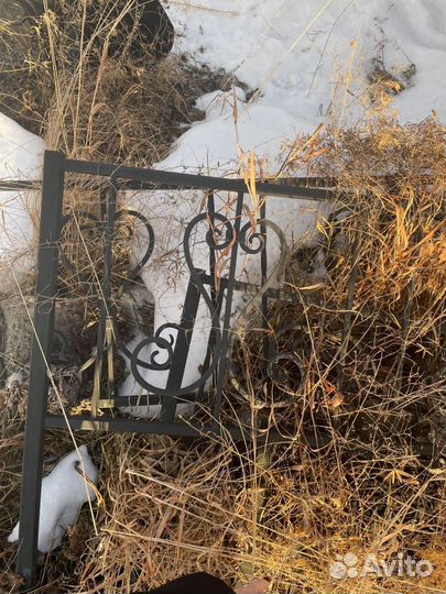 Чёрная металлическая оградка