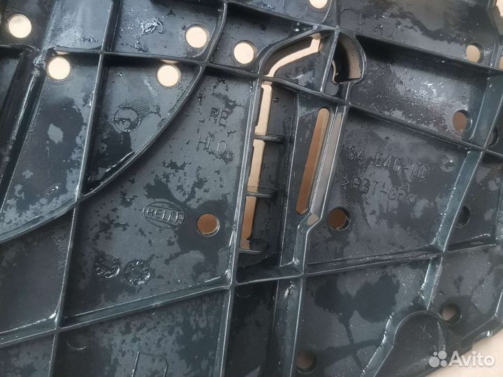 Кронштейн фары правый Volkswagen Touareg