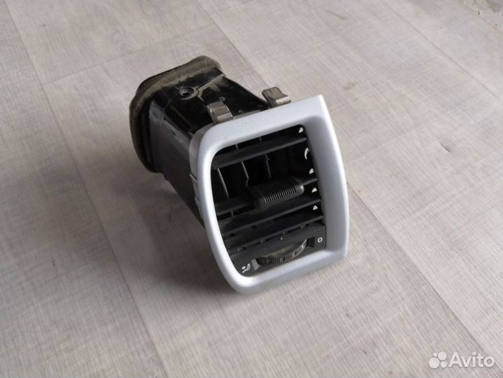 Дефлектор воздушный правый Skoda Fabia 2 1.2 BZG