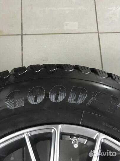 Goodyear Ultragrip Ice Arctic 235/65 R17