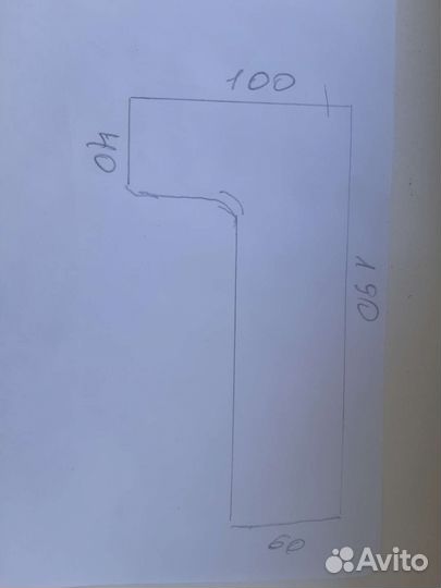 Письменный стол с навесной полкой