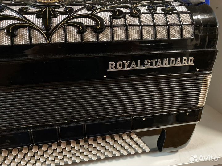 Надпись Royalstandard для аккордеона