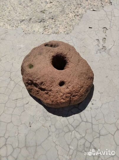 Каменные жернова старинные