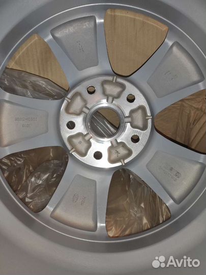Оригинальные новые литые диски R17 Kia Carens