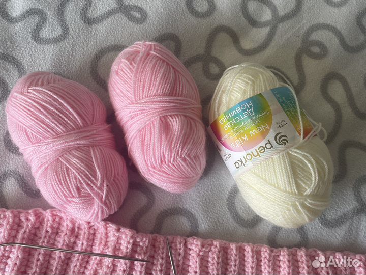 Пряжа, спицы и крючок для вязания