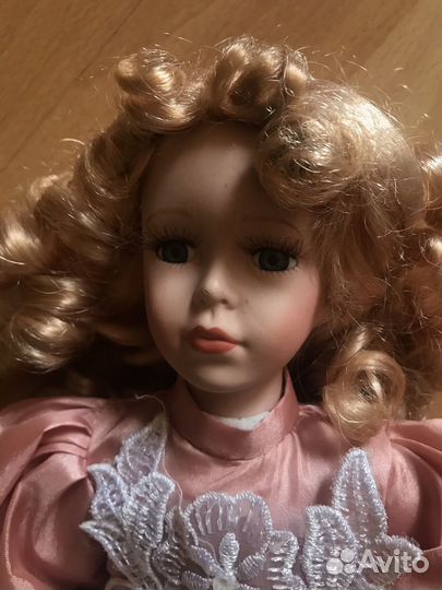 Кукла фарфоровая