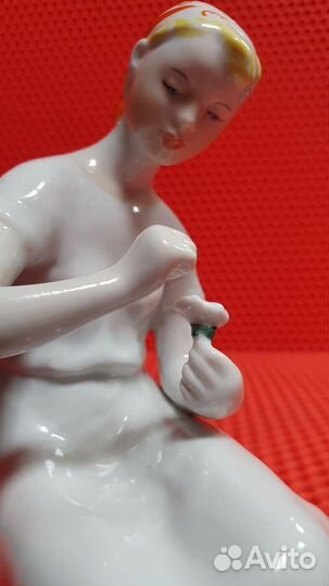 Девушка с ромашкой лфз статуэтка