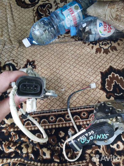 Ipsum toyota дверной замок передний L/R