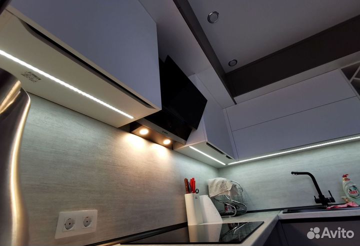 Угловая кухня в потолок. Кухонный гарнитур на зака