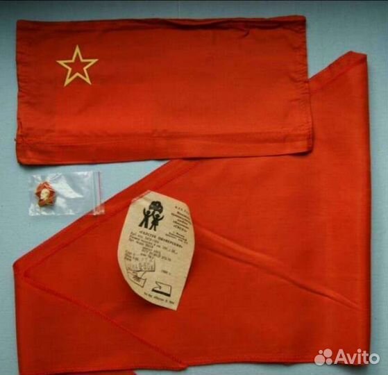 Пионерские галстуки, пилотки, значки, ремни,флажки