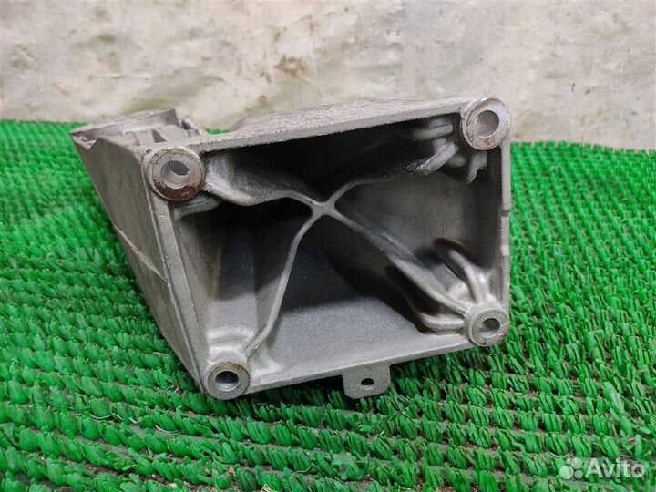 Кронштейн опоры двигателя правый Audi Q7 (4LB) 20