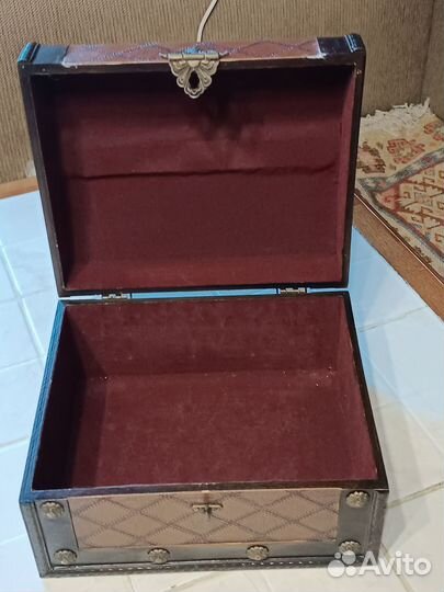 Деревянная шкатулка-сундучок (Индия)