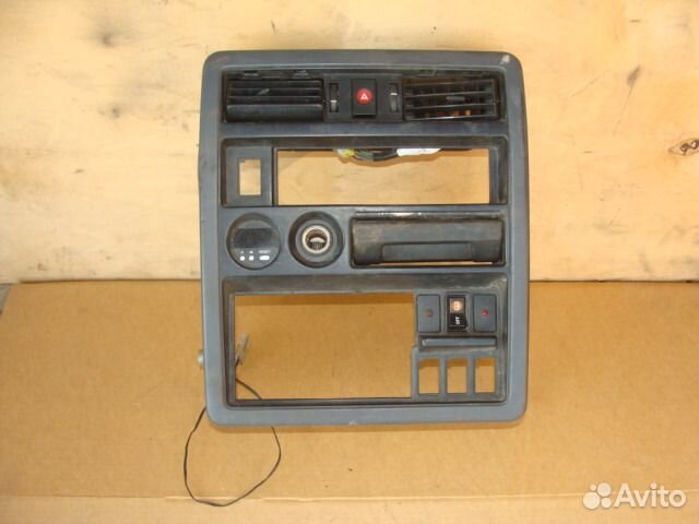 Центральная накладка торпедыNissan patrol y60 96г