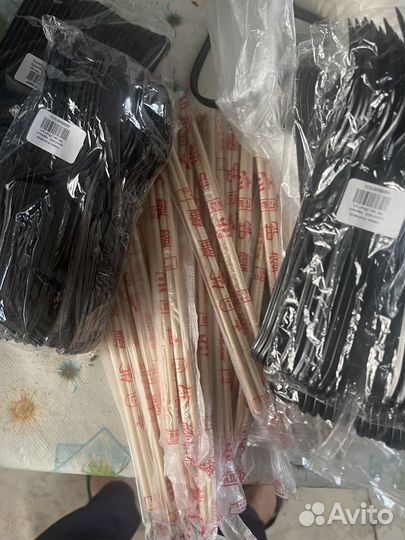 Стаканчики и ложки и вилки