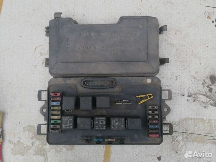 Блок предохранителей и реле