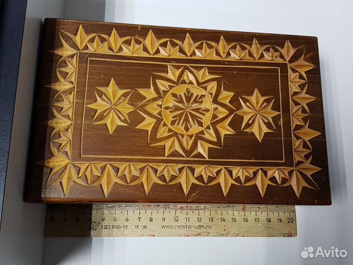 Деревянная шкатулка