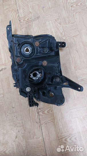 Фара Mitsubishi pajero 4